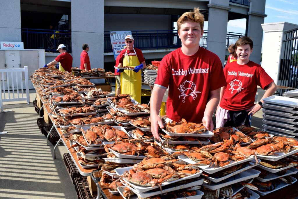 volunteers serving crabs