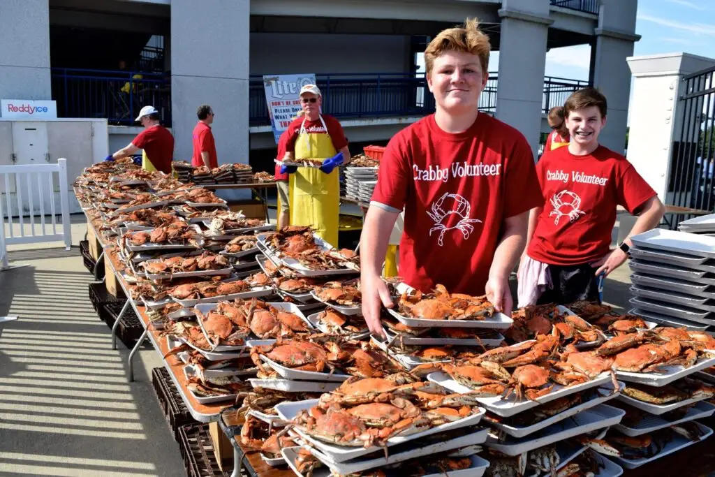 volunteers serving crabs