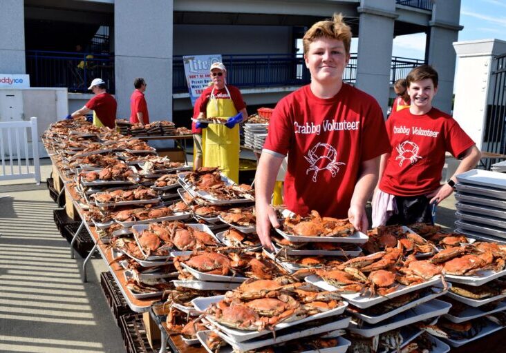 volunteers serving crabs